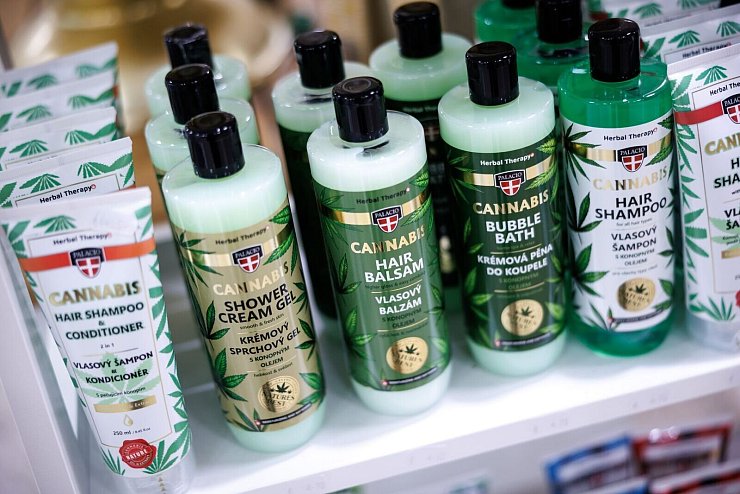 Körperpflegeprodukte auf Cannabis-Basis - es ist ein bunter Markt um Cannabis-Produkte entstanden. - © Matthias Balk/dpa