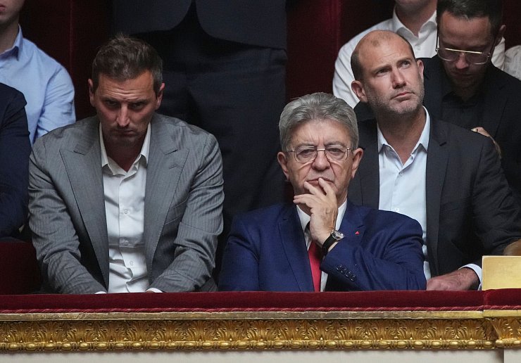Die Linkspartei fordert nach dem Sturz von Bayrous Regierung auch den Rücktritt von Präsident Emmanuel Macron. - © Christophe Ena/AP/dpa