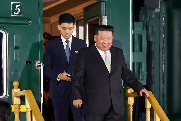 Nordkoreas Staatschef Kim Jong Un steigt aus seinem Zug, nachdem er die Grenze zu Russland in Chassan etwa 127 Kilometer südlich von Wladiwostok überquert hat. - © Uncredited/Press Office of the Primorsky Krai Region Administration/AP/dpa