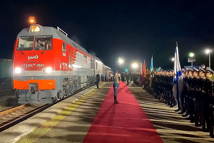 Das Videostandbild, das der Gouverneur der russischen Region Primorje auf seinem Telegramm-Kanal veröffentlicht hat, zeigt den Zug von Kim Jong in Chassan. - © Uncredited/Governor of the Russian far eastern region of Primorsky Krai Oleg Kozhemyako telegram channel/AP/dpa