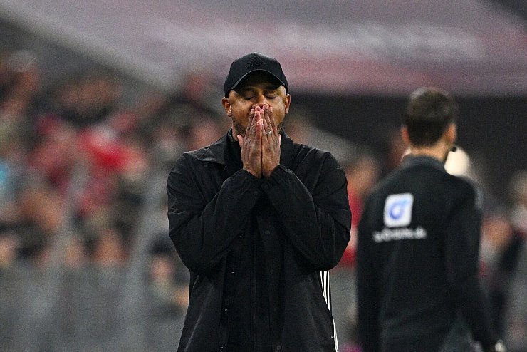 Bayern-Coach Vincent Kompany darf sich am Ende über einen klaren Sieg freuen. - © Tom Weller/dpa