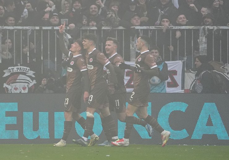 St. Paulis Philipp Treu (l) jubelt nach dem Treffer zum 1:0. - © Marcus Brandt/dpa