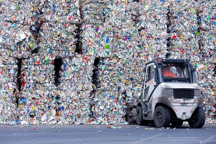 Kunststoffverpackungen werden zu 69 Prozent und Verpackungen aus Metall sogar zu fast 100 Prozent recycelt - so die Angaben einer Stiftung. - © Rolf Vennenbernd/dpa/dpa-tmn