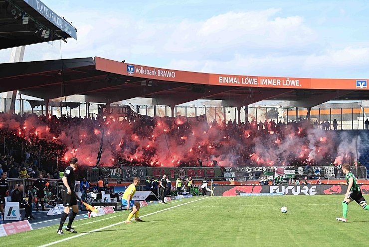 Pyrotechnik im Fanblock: Fans von Hannover 96 beim vergangenen Derby in Braunschweig. - © Swen Pförtner/dpa