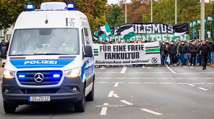 Hannover-Fans demonstrieren in Braunschweig. - © Moritz Frankenberg/dpa