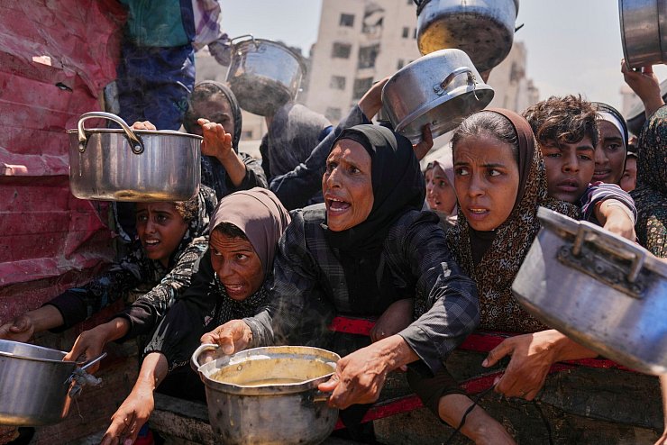 Die Menschen in Gaza kämpfen um knappe Lebensmittel. - © Jehad Alshrafi/AP/dpa