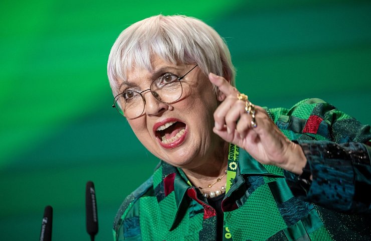 «Knallgrün» werde der Wahlkampf sein, sagt Kulturstaatsministerin Claudia Roth. - © Michael Kappeler/dpa