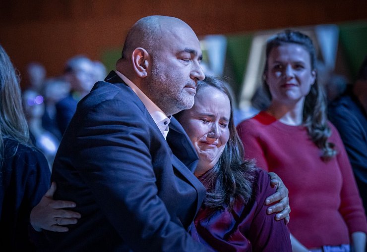 Emotionale Momente: Bei seiner Verabschiedung als Vorsitzender lobt Omid Nouripour die enge, vertrauensvolle Zusammenarbeit mit der Co-Vorsitzenden Ricarda Lang. - © Michael Kappeler/dpa