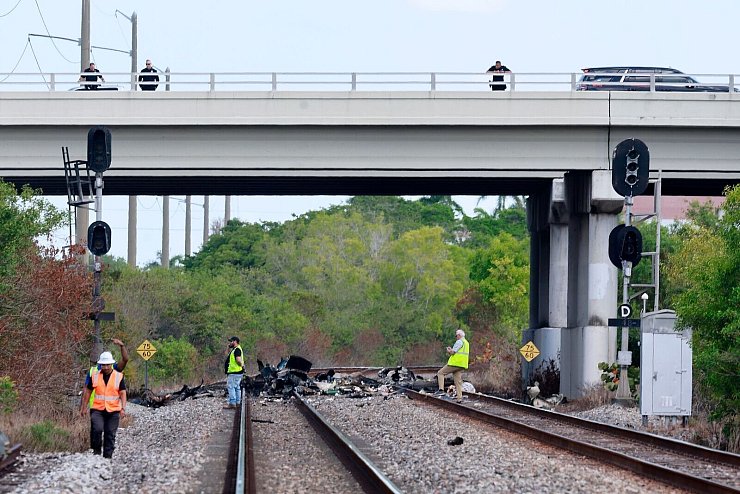 Nur noch Trümmer blieben nach dem Absturz. - © Mike Stocker/South Florida Sun-Sentinel/AP/dpa