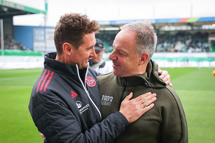 Miroslav Klose (links) und Alexander Zorniger stehen sich erstmals als Trainer gegenüber. - © Daniel Karmann/dpa