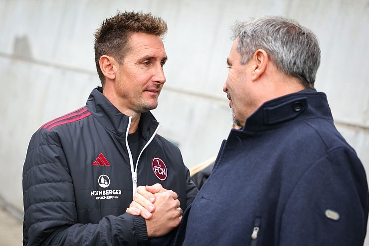 Als Edelfan wünscht Bayerns Ministerpräsident Markus Söder (rechts) den Nürnbergern von Coach Miroslav Klose viel Erfolg. - © Daniel Karmann/dpa