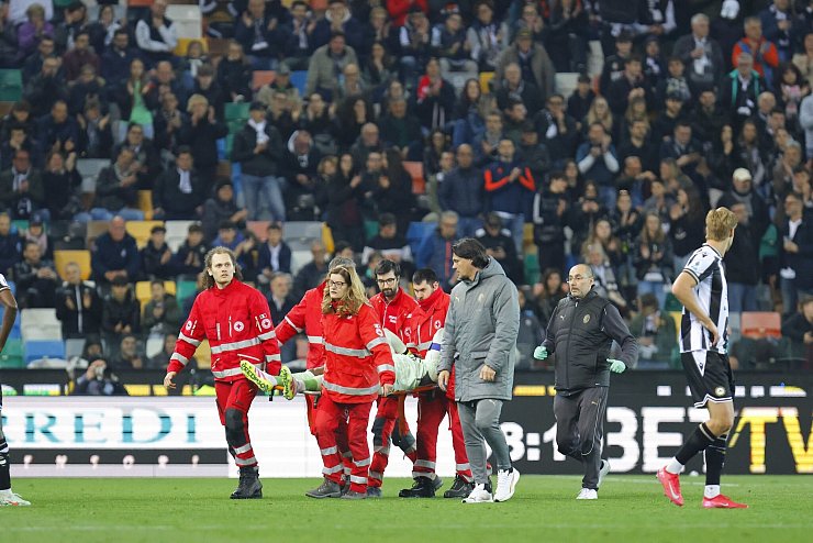 Milan-Torhüter Mike Maignan wird nach dem schweren Zusammenprall vom Platz getragen. - © Mattia Radoni/Ipa Sport / Ipa-Ag/LiveMedia-IPA/ZUMA Press Wire/dpa
