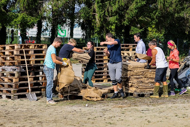 In Österreich helfen Freiwillige beim Befüllen von Sandsäcken. - © Christoph Reichwein/dpa