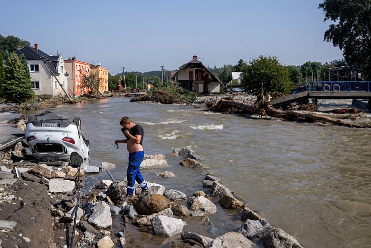 In Tschechien rechnen Experten mit hohen Hochwasser-Schäden. - © Deml Ondrej/CTK/dpa