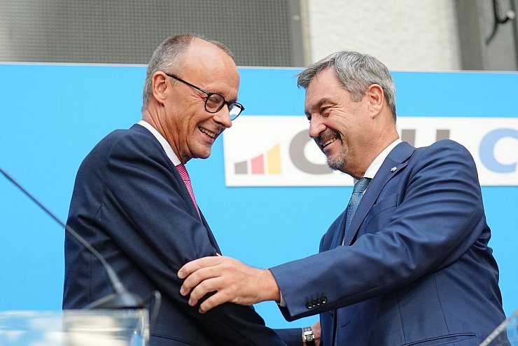 Die Parteivorsitzenden Friedrich Merz und Markus Söder sprachen am Dienstag in Berlin über die K-Frage. - © Kay Nietfeld/dpa