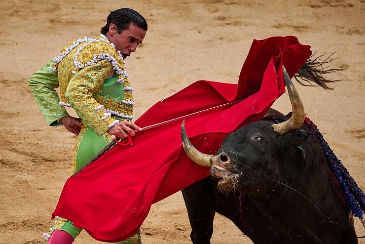 Die Tradition wird zunehmend infrage gestellt. (Archivbild) - © Miguel Oses/AP/dpa