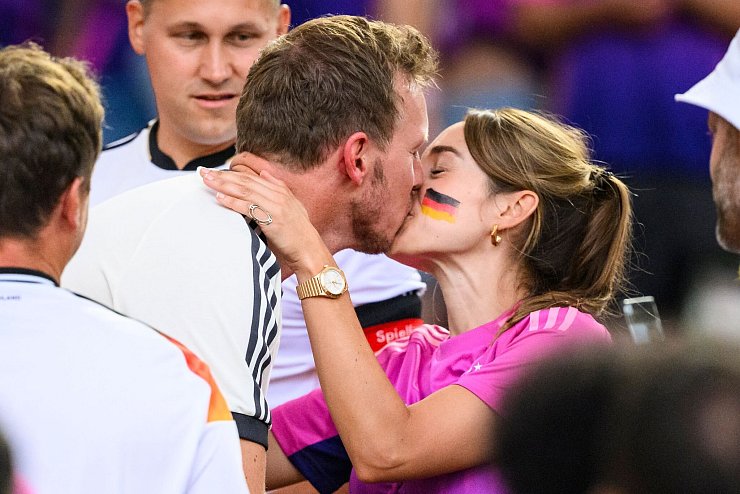 Julian Nagelsmann wird von seiner Freundin Lena Wurzenberger (r) unterst&uuml;tzt. - &copy; Tom Weller/dpa