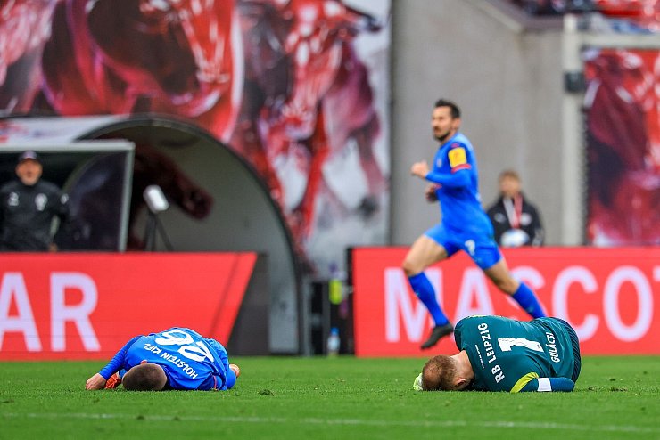 David Zec (l) und Leipzigs Torwart Peter Gulacsi stießen im vergangenen Spiel heftig gegeneinander. - © Jan Woitas/dpa