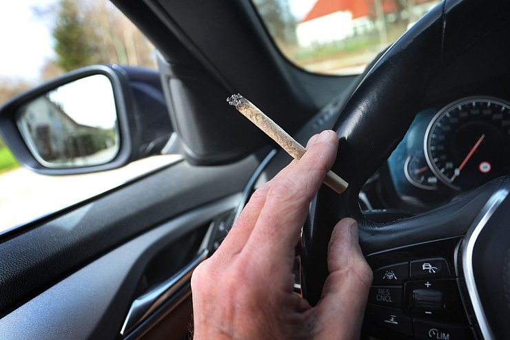 Wer Cannabis geraucht und Alkohol getrunken hat, soll kein Auto mehr fahren dürfen. (Symbolbild) - © Karl-Josef Hildenbrand/dpa
