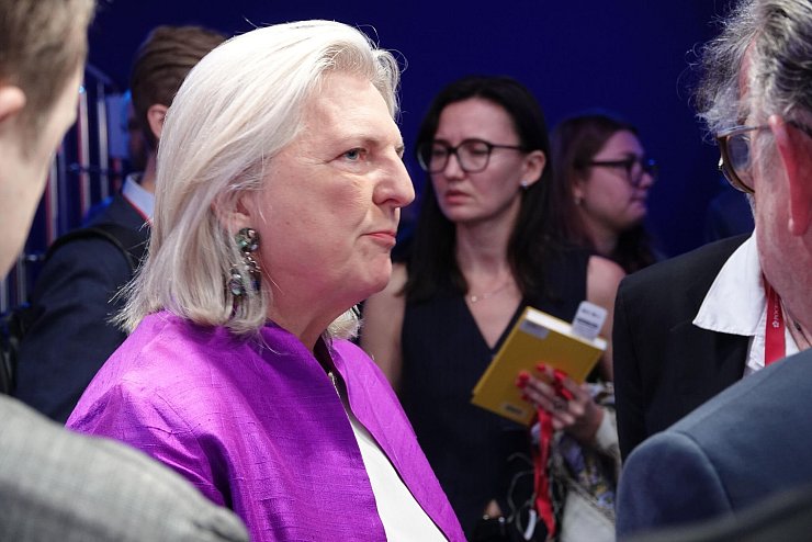 Karin Kneissl ist einer der wenigen gern gesehenen Gäste aus dem Westen auf russischen Politikveranstaltungen - wie hier beim Internationalen Wirtschaftsforum in St. Petersburg. (Archivbild) - © Ulf Mauder/dpa