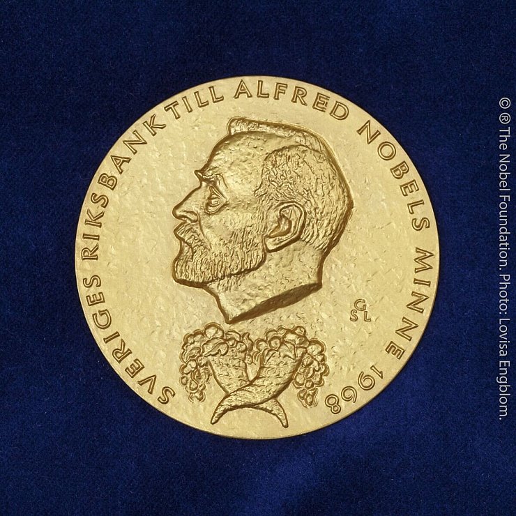 Diese prestigeträchtige Medaille ist mit dem Wirtschaftsnobelpreis verbunden. - © Lovisa Engblom/The Nobel Foundation/dpa