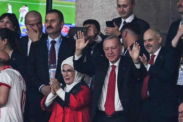 Erdogan winkt beim EM-Spiel gegen die Niederlande den t&uuml;rkischen Fans zu. - &copy; Sebastian Christoph Gollnow/dpa