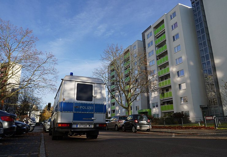 Auch in Berlin durchsuchten Polizisten am Mittwochmorgen ein Objekt. - © Manuel Genolet/dpa