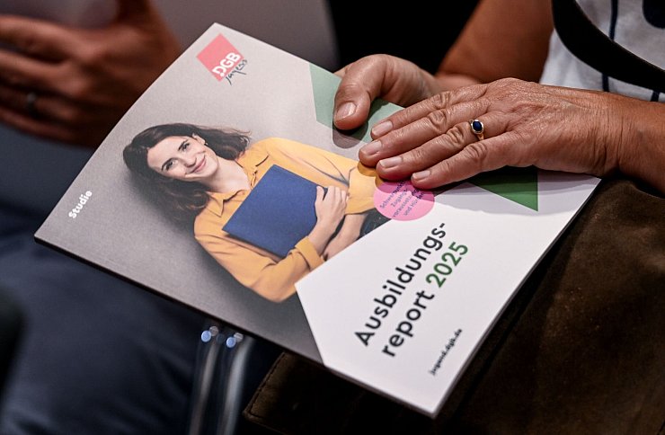Eine neue Studie des DGB zeigt Mängel und Pluspunkte bei der Ausbildung. - © Britta Pedersen/dpa