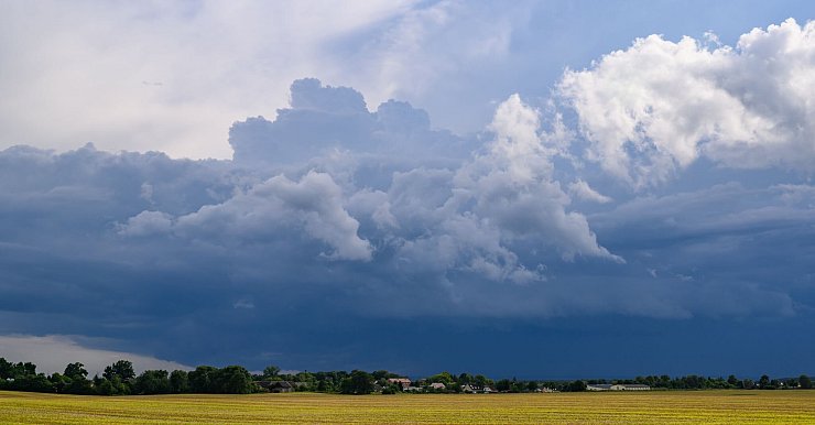 Gewitter, Starkregen und stürmischer Wind sorgen regional zunächst für ungemütliches Wetter. - © Patrick Pleul/dpa
