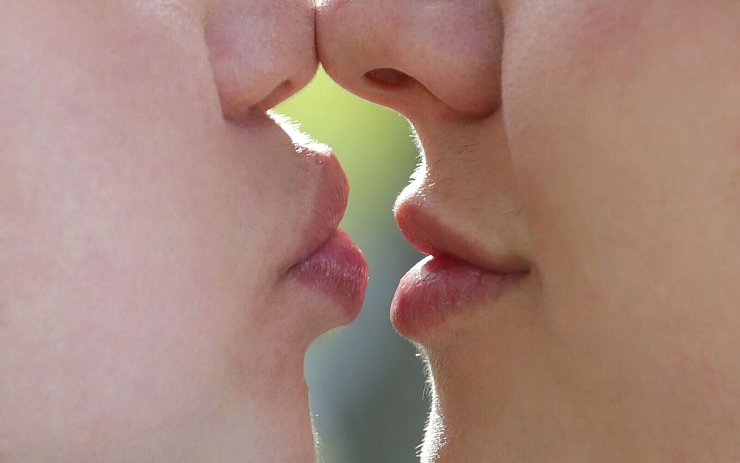 Über Online-Dating versuchen in Deutschland 20 Millionen Menschen die Liebe zu finden. (Illustration) - © Karl-Josef Hildenbrand/dpa
