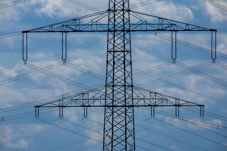 Die Stromkosten in Deutschland sind laut DIHK doppelt hoch wie in Frankreich (Archivbild) - © Jens Büttner/dpa