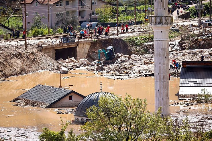 Bei Überschwemmungen und Erdrutschen in Bosnien-Herzegowina kamen mindestens 18 Menschen ums Leben (Foto aktuell). - © Armin Durgut/AP/dpa