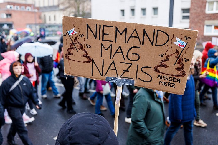 Viele Plakate richteten sich nicht nur gegen die AfD, sondern ausdrücklich auch gegen CDU-Chef Friedrich Merz. - © Christoph Reichwein/dpa