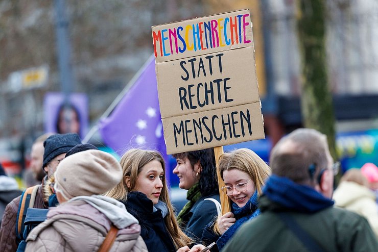 Aufgerufen zu dem Protest hatte das Bündnis «Köln stellt sich quer». - © Christoph Reichwein/dpa