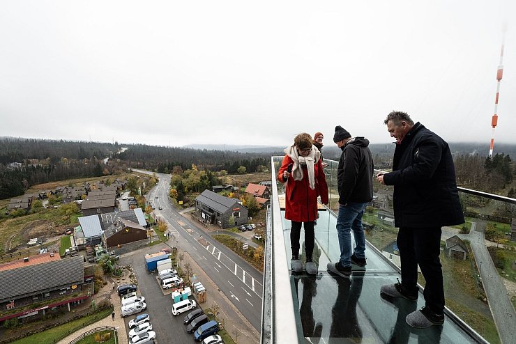 Besucher stehen bei der Eröffnung vom Harzturm auf einer Aussichtsplattform. - © Swen Pförtner/dpa