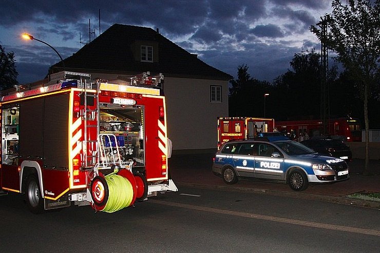 Ein schweres Bahnunglück ereignete sich Montagabend kurz vor 20 Uhr am Steinheimer Bahnhof im Kreis Höxter. Zwei Mädchen (Alter noch unbekannt) wurden von einem Zug erfasst. Beide wurden dabei schwer verletzt. - © FOTO: UWE MÜLLER
