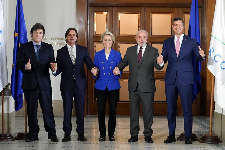 Geschafft: EU-Kommissionschefin Ursula von der Leyen und die Präsidenten der Mercosur-Staaten Argentinien, Uruguay, Brasilien und Paraguay erklären die Verhandlungen über den Freihandelsdeal für abgeschlossen. - © Matilde Campodonico/AP