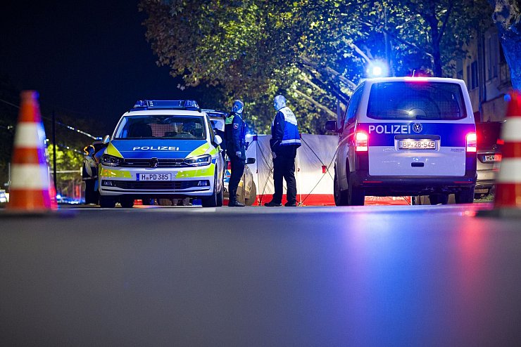 Zahlreiche Einsatzkräfte sind am Tatort. - © Moritz Frankenberg/dpa