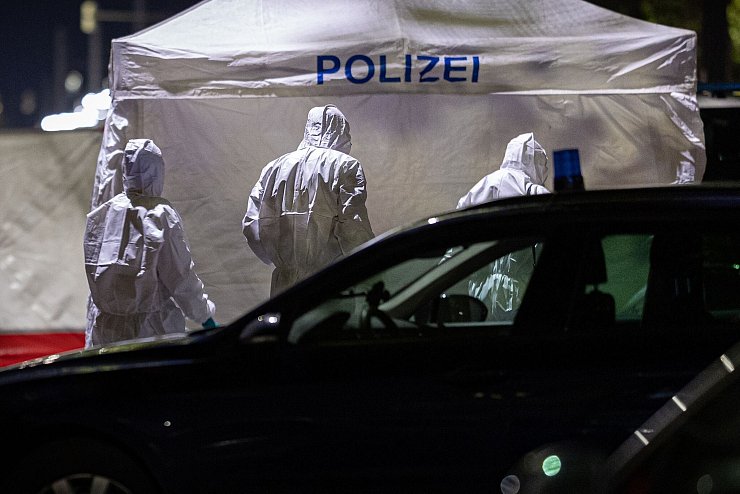 Die Polizei sichert am Tatort Spuren. - © Moritz Frankenberg/dpa