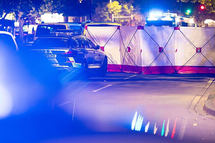 Die Polizei bittet, den Bereich zu meiden. - © Moritz Frankenberg/dpa