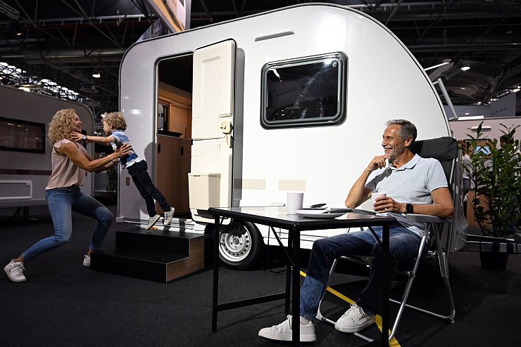 Leichtgewicht für E-Autos: Der «Aviva Lite 300 LH» von Adria wiegt nur 750 Kilogramm und bietet dennoch Platz für bis zu drei Personen. - © Federico Gambarini/dpa/dpa-tmn