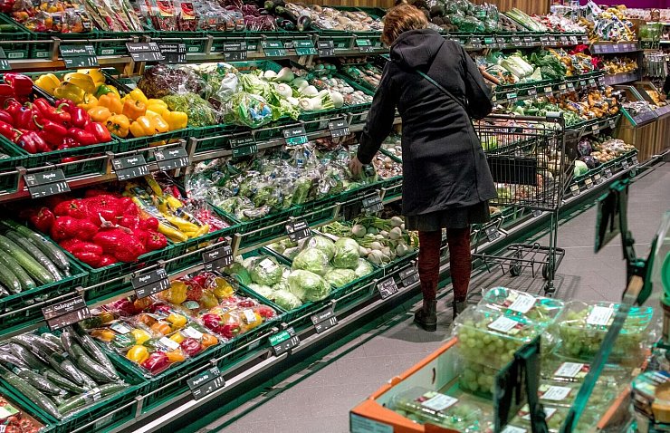 Kommt Obst und Gemüse aus EU-Ländern, sind meist nur wenig Rückstände zu finden. - © Jens Büttner/dpa-Zentralbild/dpa