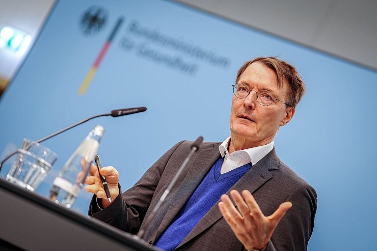 Gesundheitsminister Karl Lauterbach nennt deutlich steigende Klinikausgaben als wesentlichen Grund für die voraussichtlich höheren Kassenbeiträge. (Archivbild) - © Kay Nietfeld/dpa