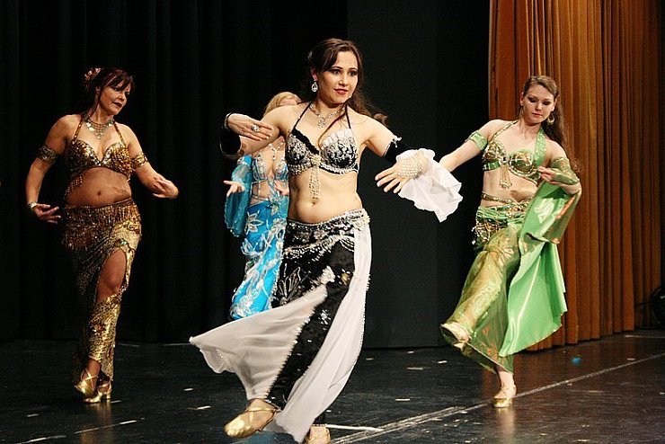 Märchenhaftes aus dem Orient: In einer zweieinhalbstündigen Show aus einer faszinierenden Welt gab es am Samstag einen Querschnitt durch die Bandbreite der Tanzformen und der Musik im Bad Meinberger Kurtheater.