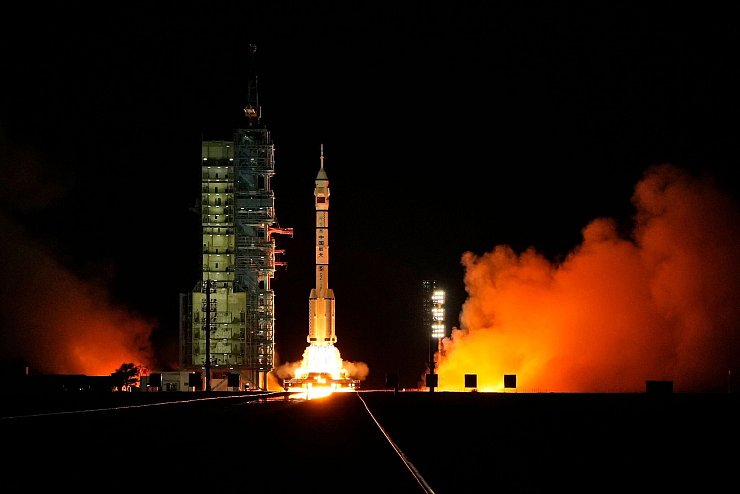 Die Raumfahrer sollen im All Experimente und Instandhaltungsarbeiten durchführen. - © Ng Han Guan/AP