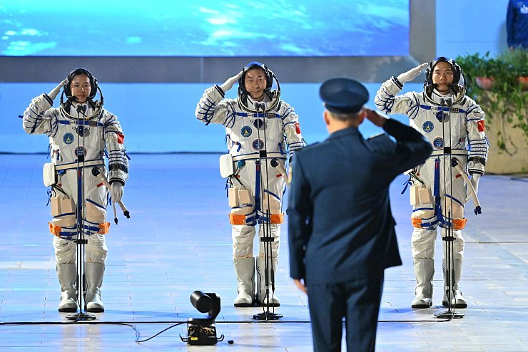 Mit Wang Haoze (l) ist erstmals seit 2022 wieder eine Frau Teil der Crew einer «Shenzhou»-Mission. - © Li Xin/XinHua/dpa