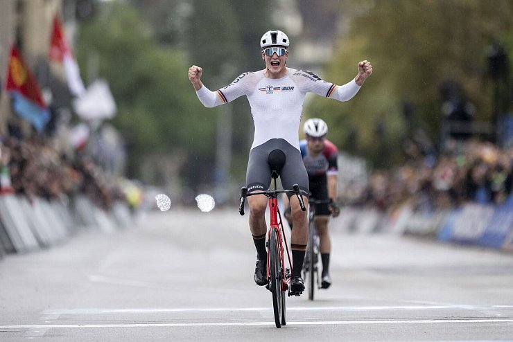 Radsport: Weltmeisterschaft, U23: Der neue Weltmeister Niklas Behrens aus Deutschland jubelt beim Überqueren der Ziellinie. - © Ennio Leanza/KEYSTONE/dpa