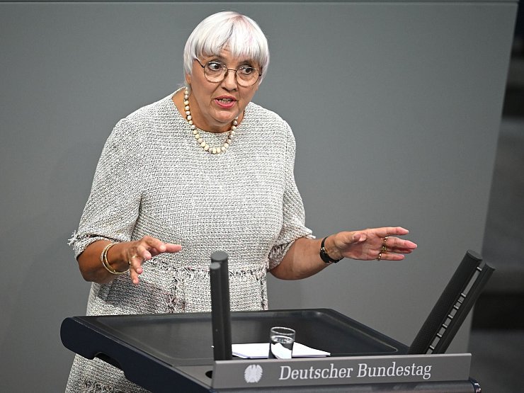 Claudia Roth (Bündnis 90/Die Grünen), Staatsministerin für Kultur und Medien, spricht in der Generaldebatte über den Haushalt 2025 im Bundestag. Sie ist auch für das neue Games-Stipendienprogramm zuständig. - © Philip Dulian/dpa