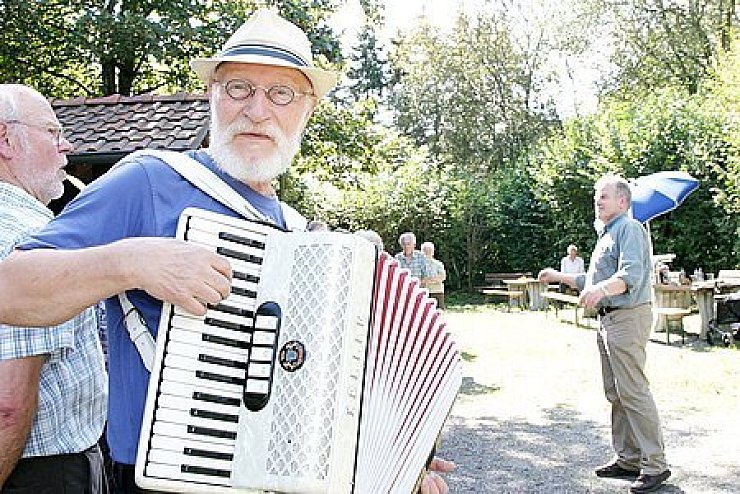 Für die richtige musikalische Untermalung sorgte Hans-Jürgen Dümpe mit seinem Akkordeon. - © Foto: Gocke