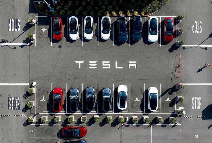 Musk sieht Teslas Zukunft in selbstfahrenden Autos - die Produktion eines Tesla-Robotaxis ohne Lenkrad und Pedale ist aber erst für 2026 geplant. (Archivbild) - © Noah Berger/AP/dpa